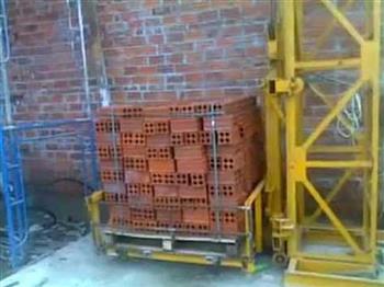 Sửa vận thăng chở hàng 750 kg tại chân công trình